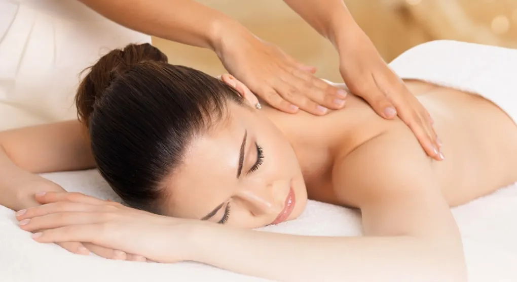 A therapist working the upper back and shoulders during a 30-minute back massage at Pacific Massage & Head Spa in Redmond, WA